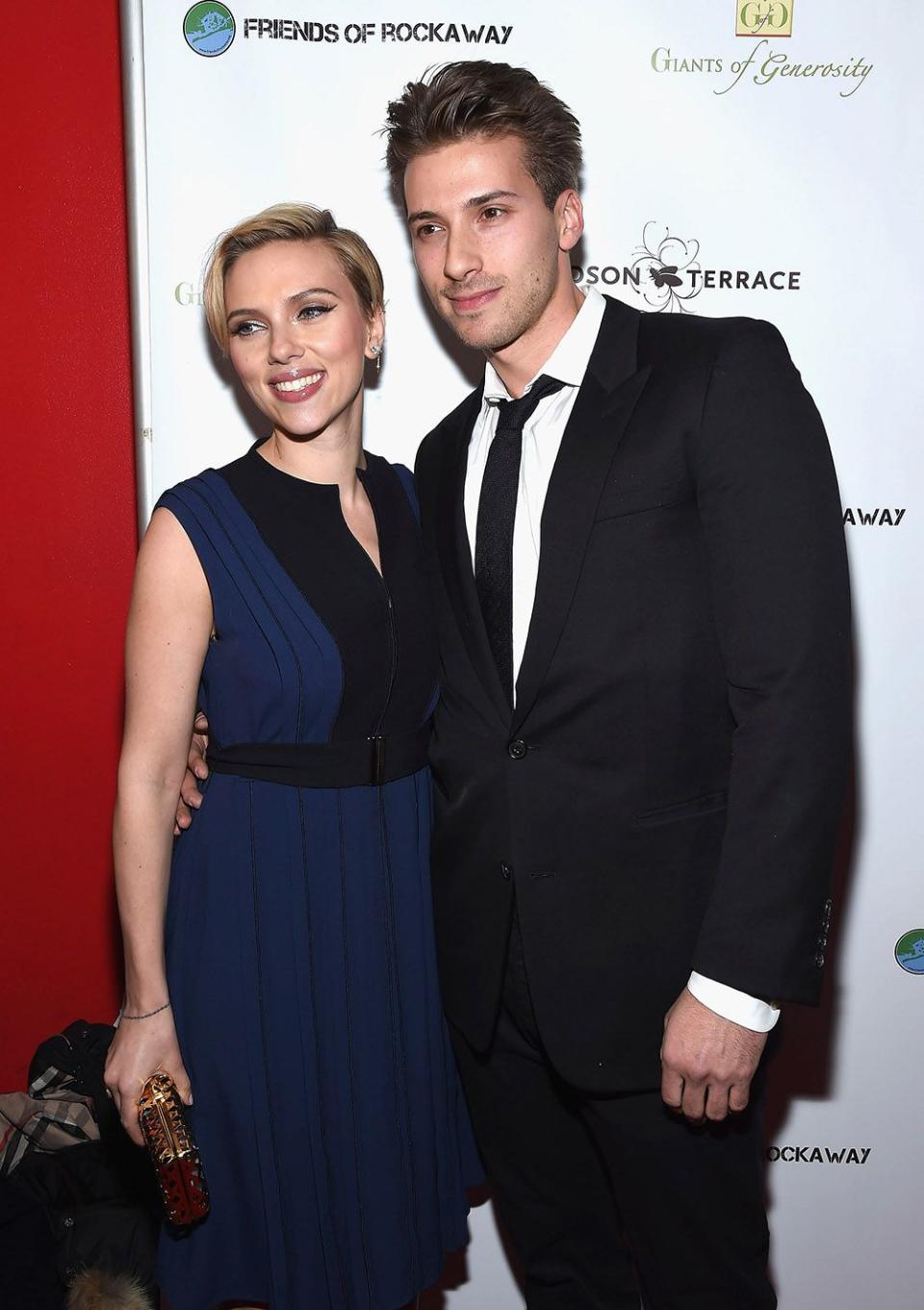 <h3>HUNTER & SCARLETT JOHANSSON</h3><p>即便這對姐弟是雙胞胎，但他們兩的身高卻足足相差了30公分！史嘉蕾喬韓森（Scarlett Johansson）的身高為160公分，而她的弟弟杭特喬韓森（Hunter Johansson）則有足足190公分高。杭特除了以前演過戲外，最近的他在演藝方面並未有太多計畫，不過在政治工作上，他可是積極的參與，在2008年的總統大選中擔任歐巴馬的組織幹事。</p><cite>Getty Images</cite>