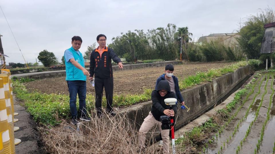 國民黨立委參選人杜文中與竹東鎮長郭遠彰，會勘解決竹東竹科塞車問題。（圖：杜文中提供）