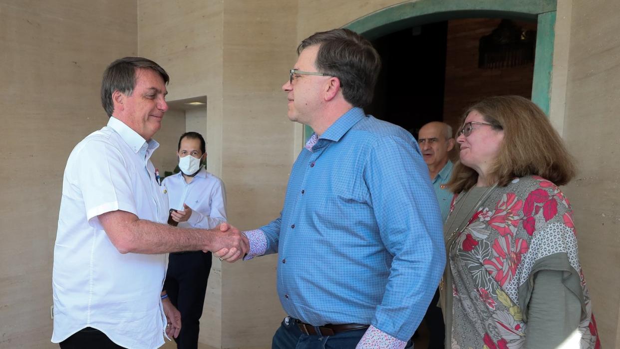 Am 4. Juli schüttelt Jair Bolsonaro (l) Todd Chapman, dem US-Botschafter in Brasilien, noch die Hand.