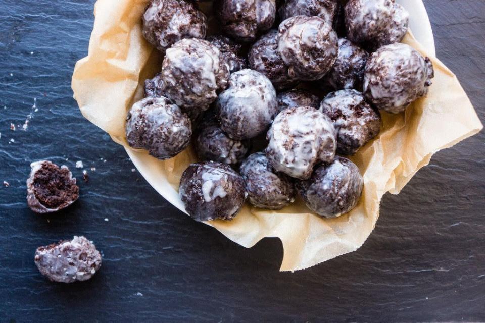 <p>Grab a tall glass of milk and get ready to dunk. Try these <a href="https://www.food52.com/blog/11619-how-to-make-homemade-chocolate-munchkins?utm_source=yahoofood&utm_medium=referral&utm_campaign=9newyearsevesnacks" rel="nofollow noopener" target="_blank" data-ylk="slk:Chocolate Donut Munchkins;elm:context_link;itc:0;sec:content-canvas" class="link ">Chocolate Donut Munchkins</a>. <i>(Photo: Samantha Seneviratne/Food52)</i></p>