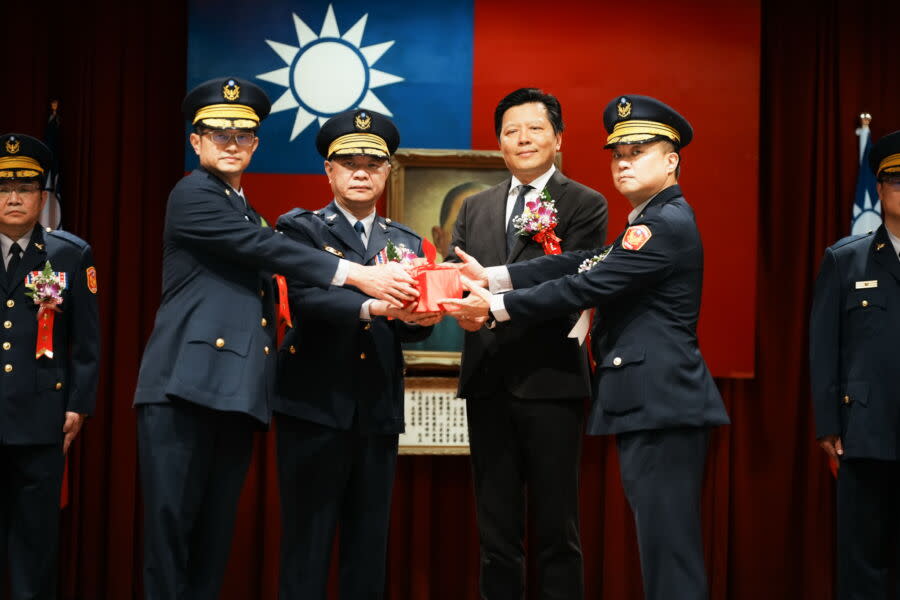 圖／新北市副市長朱惕之17日代表市長侯友宜主持「新北市政府警察局卸、新任分局長、大隊長聯合布達交接典禮」。（新北市政府警察局提供）