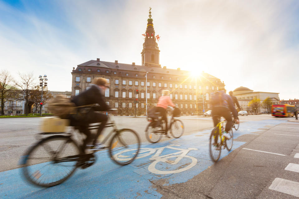 Ciudadanos en bicicleta por las calles de Copenhagen. Foto: Getty Images. 