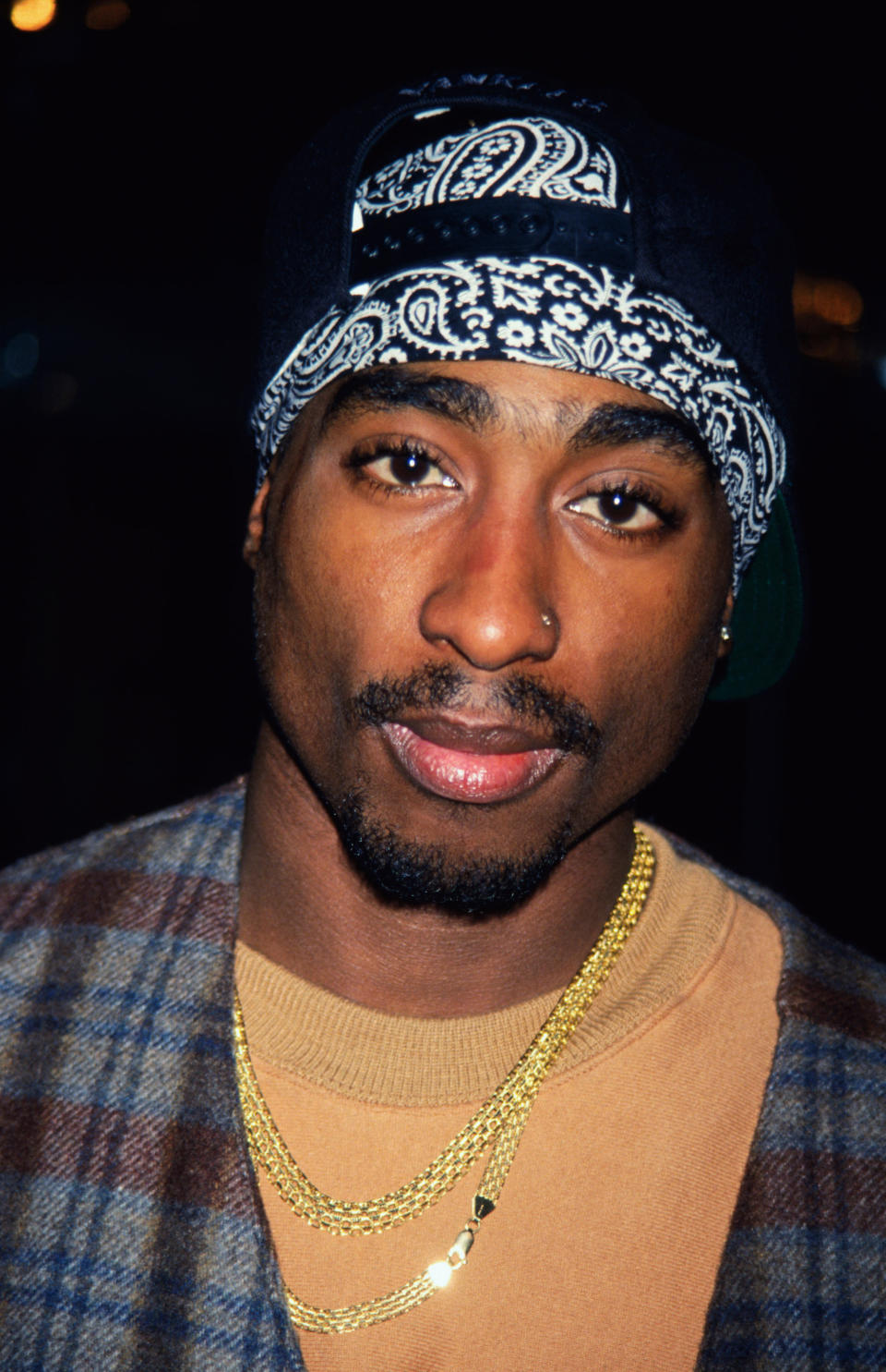 En 1993, Ayanna Jackson accuse Tupac et plusieurs proches du rappeur de l’avoir violée. Les faits se seraient déroulés dans une chambre d’hôtel new-yorkaise, à la suite d’une soirée en boîte de nuit. 25 ans plus tard, elle accepte de parler devant les caméras et se confie auprès de VladTV. "<em>J'avais 18 ans ou 19 ans, j'étais en club, j'avais un jean, et quelqu'un a posé ses deux mains sur mes poches arrière. Je me suis retourné et il m’a dit</em> ‘Salut, je suis Tupac !’ <em>Ensuite on a discuté, on a dansé et on s'est embrassé</em>", se souvient-elle. Après une première nuit passée ensemble, le jeune homme invite de nouveau Ayanna Jackson à le rejoindre dans sa chambre d’hôtel. Elle accepte de s’y rendre, et découvre que plusieurs membres de son entourage sont présents. "[Tupac] <em>était fatigué alors nous sommes allés dans une chambre, puis il m'a demandé de lui faire un massage</em>, poursuit-elle. <em>J'ai entendu les autres mecs rentrer dans la chambre, pendant que Tupac me tenait la tête, du coup je ne pouvais pas bouger. Je n'avais aucune idée de ce qu'il se passait. Il m'a dit :</em> ‘Relax bébé, relax’. <em>Puis j'ai entendu les autres :</em> ‘Regarde ses fesses !’ <em>et Pac m'a dit :</em> ‘Je t'aime tellement que j'ai eu envie de te partager avec les autres !’" Deux ans plus tard, l'artiste est condamné à un an et demi d’emprisonnement pour "acte de violence brutale contre une femme sans défense". <em>(Photo by Mitchell Gerber/Corbis/VCG via Getty Images)</em>