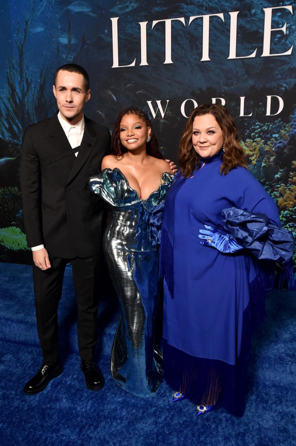 LOS ÁNGELES, CALIFORNIA - 8 DE MAYO: (I-D) Jonah Hauer-King, Halle Bailey y Melissa McCarthy asisten al estreno mundial de la película de acción real de Disney 