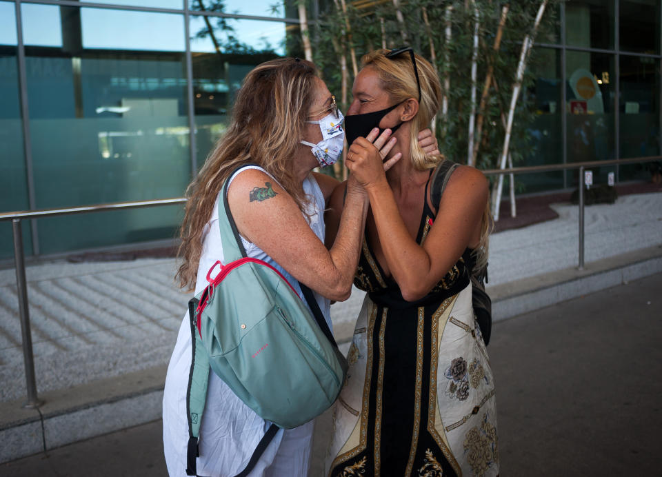  A mother and her daughter wearing face masks are seen kissing each other at Malaga-Costa del Sol airport after the country reopened its borders amid the coronavirus disease (COVID-19) outbreak. Spain has ended the alarm state after more than three months of lockdown. The Spanish government says that from now on people will live under a "new normality", using face masks and keeping safe distances during their daily life. (Photo by Jesus Merida / SOPA Images/Sipa USA) 