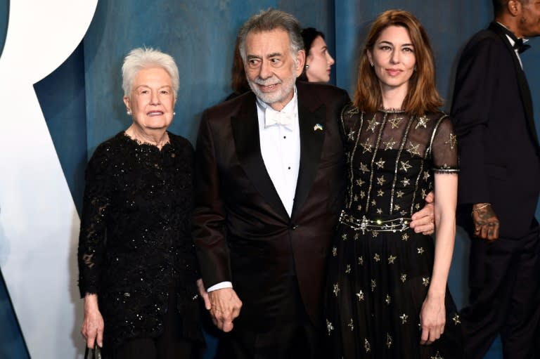 Le réalisateur américain Francis Ford Coppola entouré de sa fille Sophia Coppola et sa femme Eleanor Coppola à Beverly Hills en Californie, le 27 mars 2022 (Patrick T. FALLON)