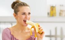 <p>Leiden Sie unter Heißhungerattacken? Eine Banane zwischendurch ist keine gute Idee, um dieses Problem zu lösen. Ganz im Gegenteil: Beim Verzehr von Bananen steigt der Blutzuckerspiegel schnell an - und sinkt genauso schnell auch wieder ab. Am besten essen Sie das süße Obst gemeinsam mit langfristig sättigenden Lebensmitteln. (Bild: iStock / CentralITAlliance)</p> 