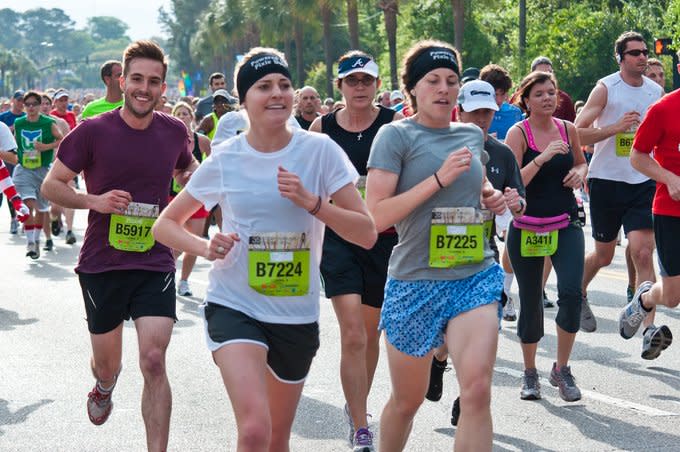 <b>„Ridiculously Photogenic guy”</b><br> Auf einem Foto, das während des 2012 Cooper River Bridge-Lauf im US-Bundesstaat South Carolina geschossen wurde, ächzt und schnauft alles, nur ein Gesicht strahlt in die Kamera, als käme es gerade aus der Perlweiß-Reklame. Das Bild fand seinen Weg auf die Bilder-Plattform Flickr und der junge Mann darauf nahm fortan unter dem Namen „Ridiculously Photogenic Guy“ („unglaublich photogener Typ“) in allen möglichen Varianten seinen Weg durchs Internet. Den 25-jährigen New Yorker Zeddie Little, der an jenem Tag eine so gute Figur gemacht hat, dürfte dies gefreut haben.