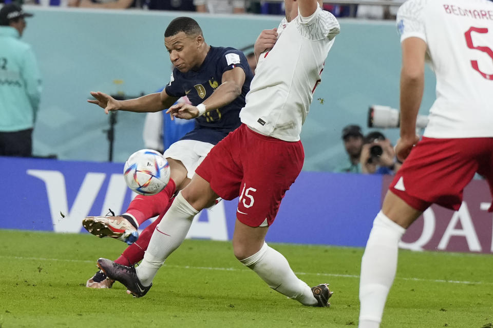 El delantero Kylian Mbappé anota el tercer gol de Francia en la victoria 3-1 ante Polonia en los octavos de final del Mundial, el domingo 4 de diciembre de 2022, en Doha, Qatar. (AP Foto/Christophe Ena/Ricardo Mazalán)