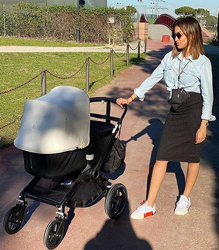 Hiba Abouk comparte su primer paseo al sol con el pequeño Amin 