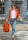 <p>Selena Gómez fue captada literalmente lavada mientras llevaba unas bolsas en la mano con un look muy casual en Nueva York/ Fotos/Getty Images </p>
