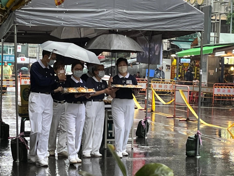 慈濟志工搭帳棚、送物資，即便一度下起大雨，不減關懷的腳步、送暖的溫情。