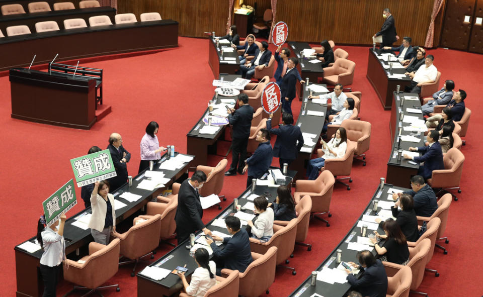 立法院19日院會再次針對「停砍公教年金案」進行表決，國民黨高舉「反對」牌子，以人數優勢封殺民進黨團復議提案。（姚志平攝）