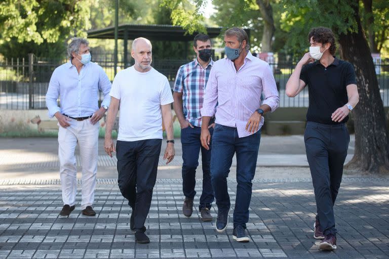 Retegui, ente Larreta y Lousteau, en la función que cumple desde enero