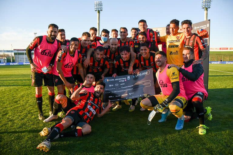 El plantel de Patronato luego del partido que disputaron con Club Atlético Villa San Carlos por Copa Argentina