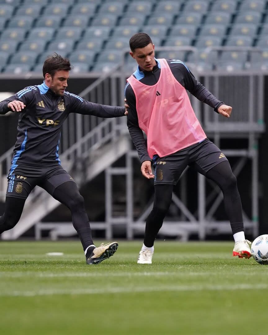 Valentín Carboni, con Nicolás Tagliafico, durante una práctica de la selección argentina