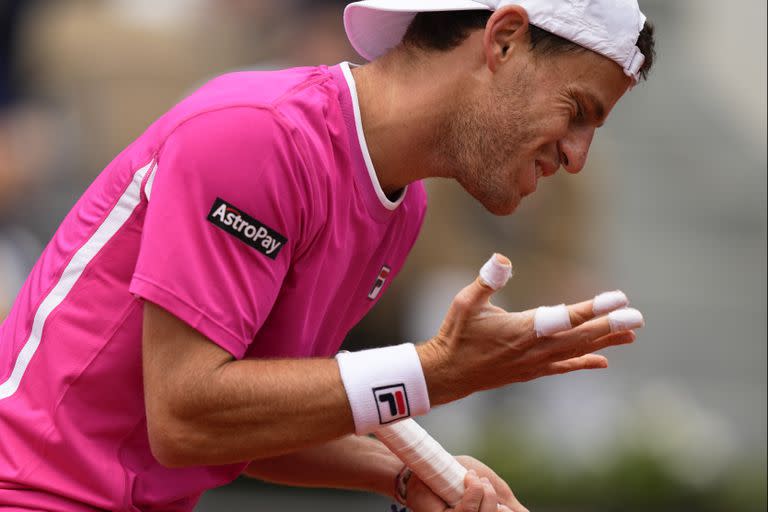 La resignación de Diego Schwartzman después de fallar un tiro contra Novak Djokovic; el argentino terminó con 45 errores no forzados en su batalla contra el número 1 del mundo