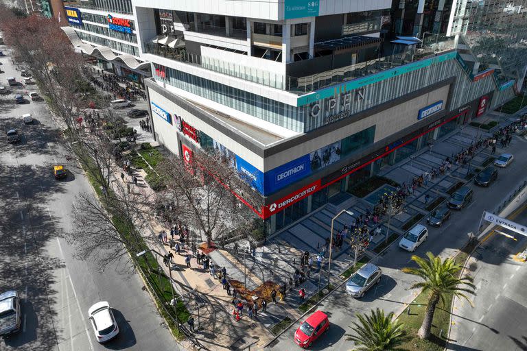 Largas filas a la espera de la apertura de IKEA en Santiago de Chile. (Photo by JAVIER TORRES / AFP)