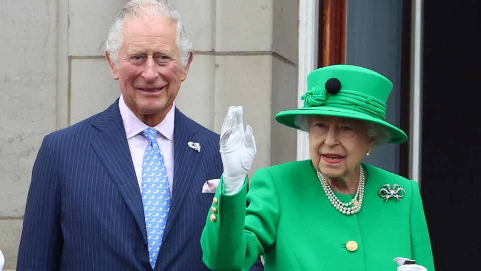 LONDON, ENGLAND - JUNE 05: Prince Charles, Prince of Wales and Queen Elizabeth II, Prince George of Cambridge, Prince William, Duke of Cambridge, Princess Charlotte of Cambridge, Prince Louis of Cambridge and Catherine, Duchess of Cambridge stand on a balcony during the Platinum Jubilee Pageant on June 05, 2022 in London, England. The Platinum Jubilee of Elizabeth II is being celebrated from June 2 to June 5, 2022, in the UK and Commonwealth to mark the 70th anniversary of the accession of Queen Elizabeth II on 6 February 1952.