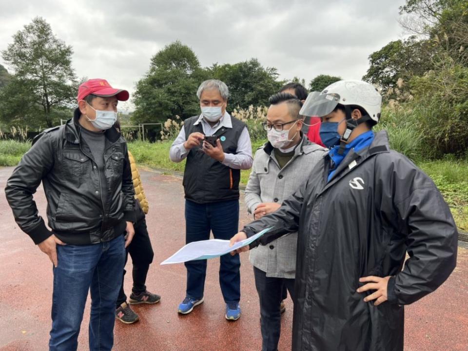 南榮國中操場旁水管滲漏跑道破損膨龜(上)，市議員童子瑋會勘關切(下)。(記者王慕慈攝)