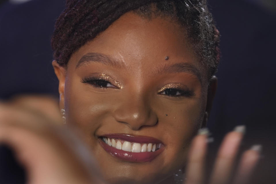 La actriz Halle Bailey posa en la alfombra azul de la película La Sirenita en la Ciudad de México el 11 de mayo de 2023. (Foto AP/Marco Ugarte)