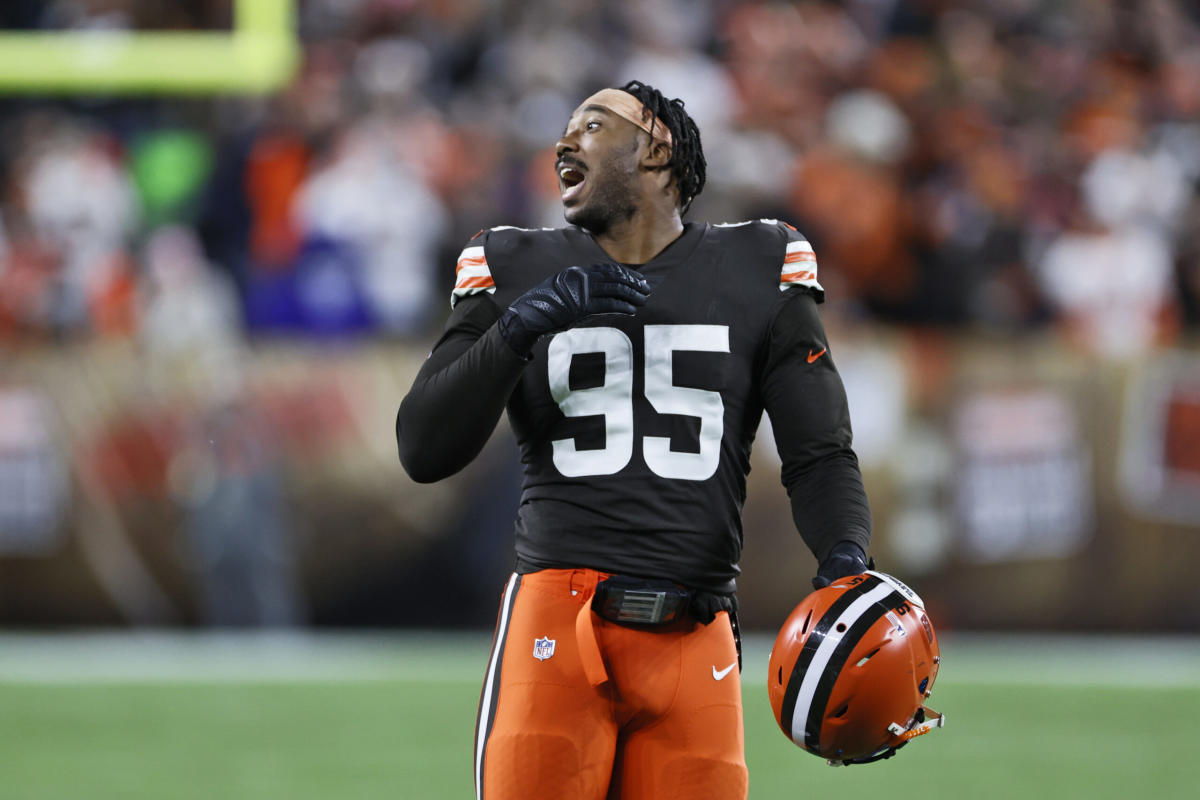 Myles Garrett dresses as the Grim Reaper entering stadium for game