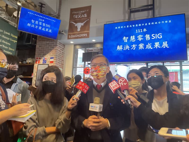群創光電總經理楊柱祥宣布攜手美式餐廳打造智慧零售。（圖／記者吳康瑋攝）