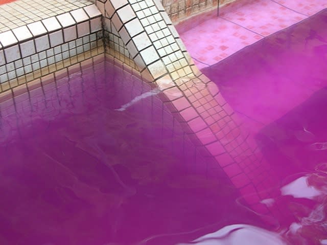 En Japón puedes bañarte en una piscina de vino tinto