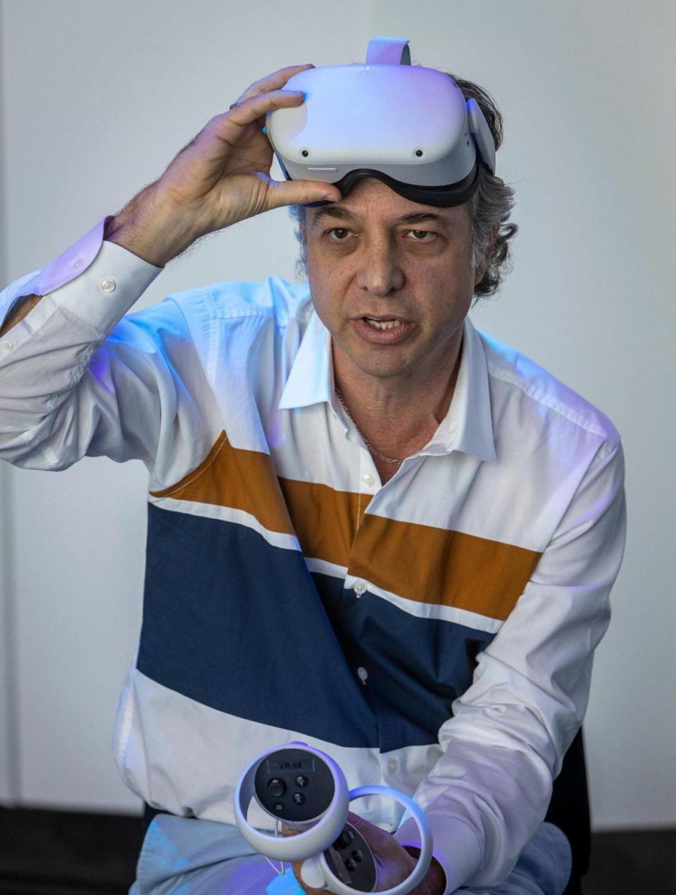 Jeffrey Buchman, profesor asociado y director de escena de ópera de la Escuela de Música Frost con el equipo de realidad virtual que usa en una clase que imparte dentro de una plataforma de realidad virtual que permite a los alumnos trabajar en espacios tridimensionales.