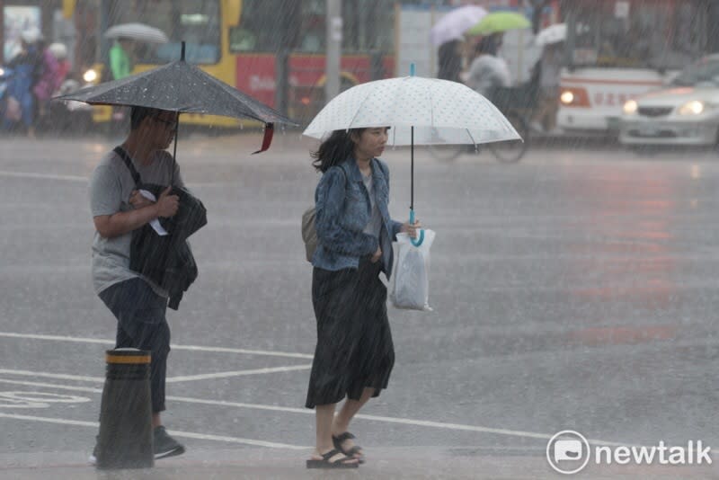 輕颱「哈格比」暴風圈逐漸擴大，水利署下午3點半發布桃園市中壢區和雲林縣崙背鄉淹水一級警戒。   圖：張良一/攝