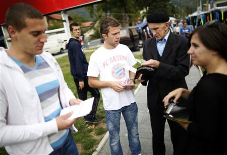 Volunteers hand out leaflets with information about new Bosnia's census in Jablanica, 60 kilometres (37 miles) south of Sarajevo, September 27, 2013. REUTERS/Dado Ruvic