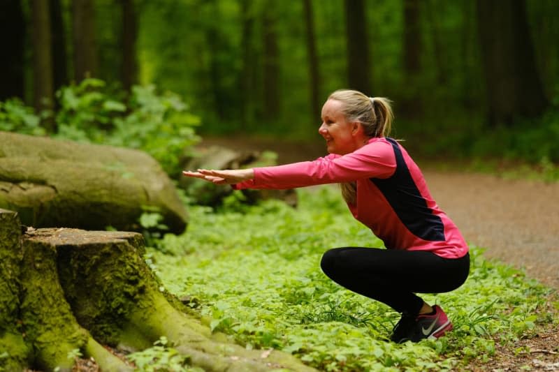 A must before every training session: warm up your body. This also includes bending your knees. Markus Hibbeler/dpa