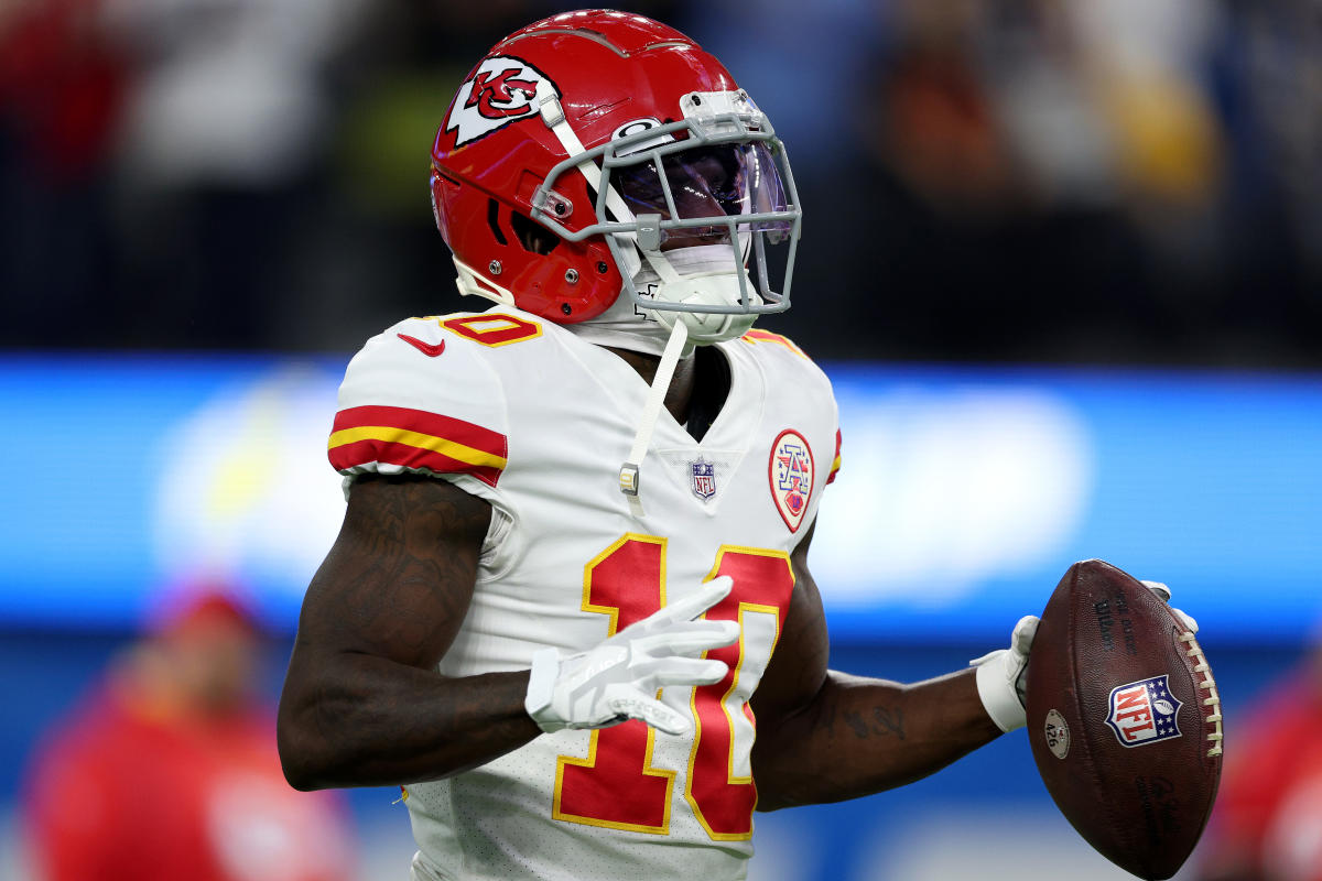 Tyreek Hill joins Travis Kelce on Chiefs' COVID-19 list