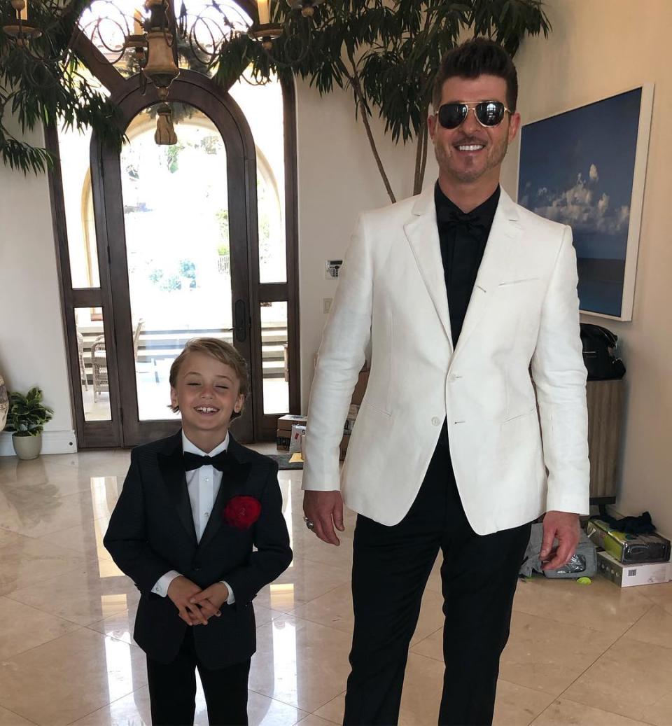 <p>El cantante Robin Thicke presumía en las redes de su acompañante de lujo, su hijo Julian Fuego, con el que iba perfectamente conjuntado. (Foto: Instagram / <a rel="nofollow noopener" href="http://www.instagram.com/robinthicke/?hl=es" target="_blank" data-ylk="slk:@robinthicke;elm:context_link;itc:0;sec:content-canvas" class="link ">@robinthicke</a>). </p>