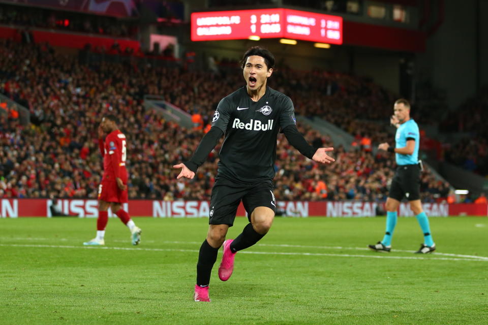 Takumi Minamino of Red Bull Salzburg celebrates after making it 3-2. (Photo by Robbie Jay Barratt - AMA/Getty Images)