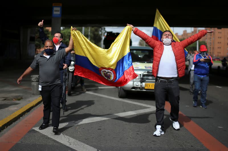 Conductores de transporte intermunicipal utilizando mascarillas participan en una protesta para pedirle al gobierno reactivar sus empleos en medio de la pandemia de coronavirus, en Bogotá, Colombia