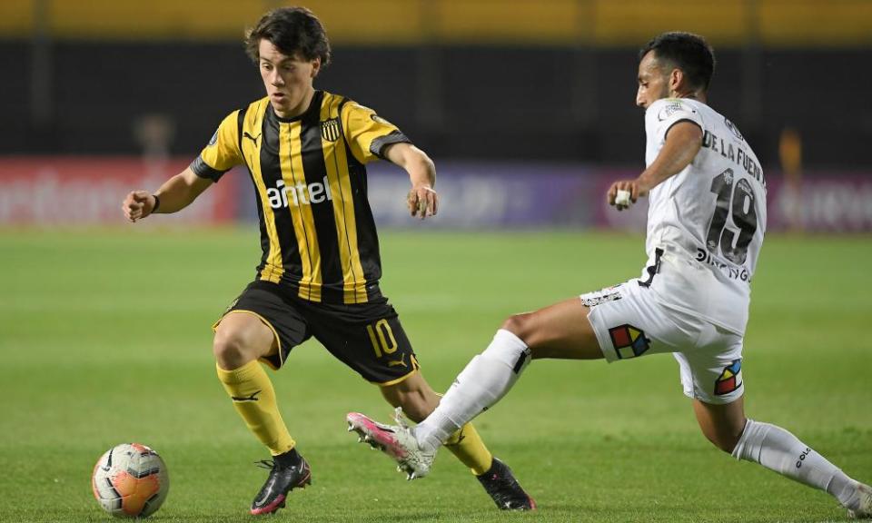 Facundo Pellistri in action for Peñarol against Colo-Colo in a Copa Libertadores game in September 2020.