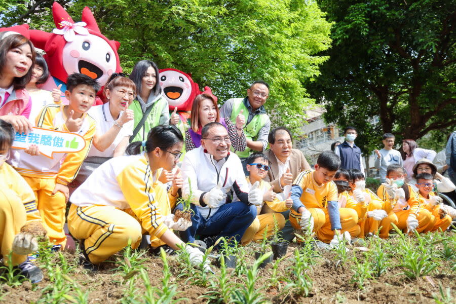 圖／新北市長侯友宜希望透過植樹，讓學生從中學習環境保護的觀念。（新北市政府新聞局提供）