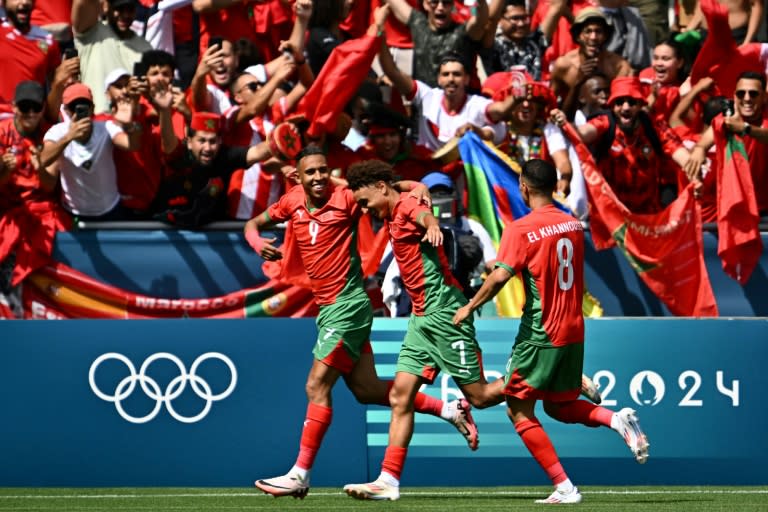 Jugadores marroquíes celebran el gol obtenido por su equipo frente a Argentina en su primer partido del torneo olímpico de fútbol masculino en París 2024, en Saint-Etienne el 24 de julio de 2024 (Arnaud FINISTRE)