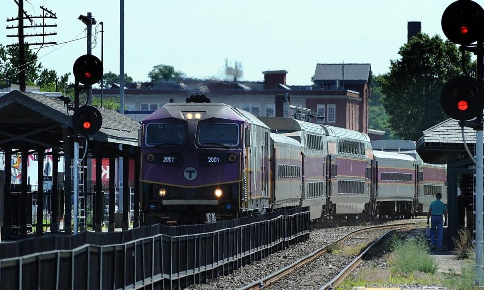 A commuter rail train approaches the Framingham station.