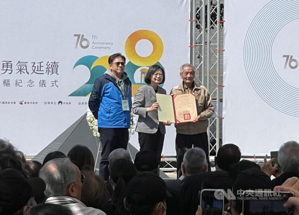 228事件76週年中樞紀念儀式28日在台南市228紀念公園舉行，總統蔡英文（後中）頒發回復名譽證書給受難者家屬。（中央社照片）