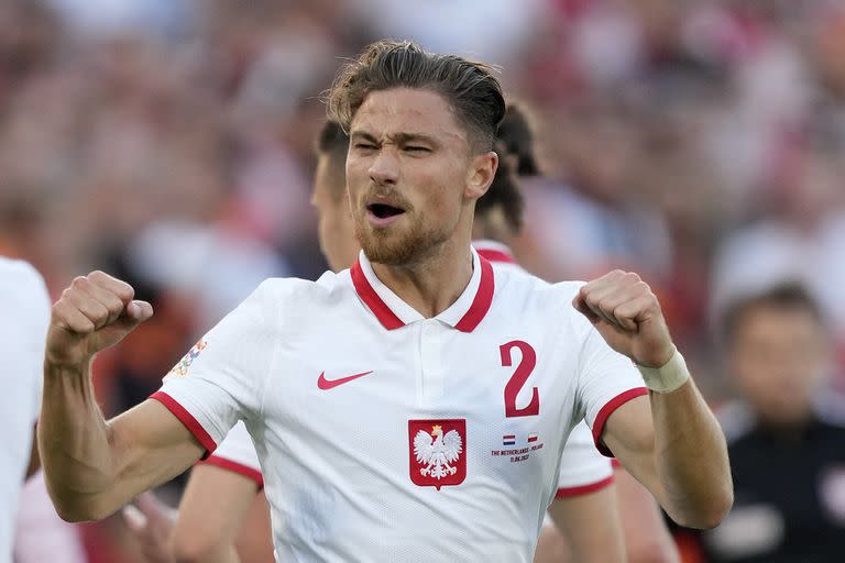 Cash festeja su gol, el primero de Polonia en Rotterdam