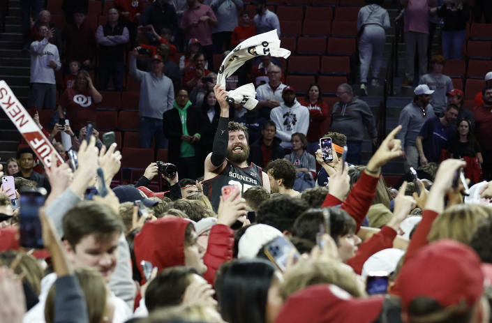 Oklahoma Sooners forward Tanner Groves