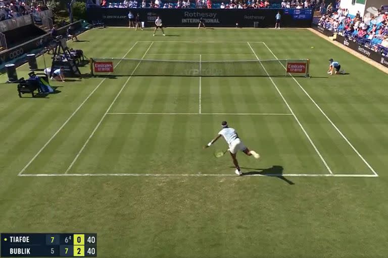 Insólito: la pelotita viaja muy lejos de la geometría de la cancha tras un pésimo saque del estadounidense Frances Tiafoe, durante su partido de la primera ronda de Eastbourne ante Alexander Bublik