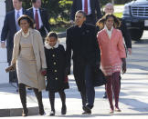 La familia presidencial camino a la iglesia en una foto de archivo del 2011. (Photo by Mike Theiler-Pool/Getty Images)