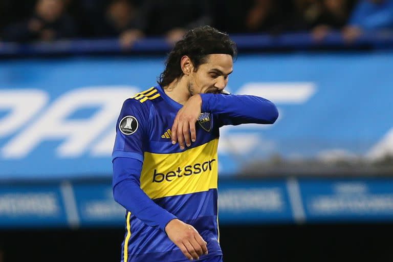 Lamento de Edinson Cavani; el uruguayo pudo convertir en el primer tiempo con un cabezazo, pero la acción fue anulada por el inusual motivo de que el balón había sido acomodado por un alcanza-pelota.