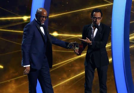 Marc Anthony (R) accepts the award for best salsa album for "3.0" with producer Sergio George at the15th Annual Latin Grammy Awards in Las Vegas, Nevada November 20, 2014. REUTERS/Mike Blake