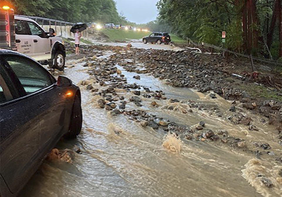 Vehículos detenidos cerca de un tramo de la carretera Palisades inundado y dañado por el agua junto al puente Bear Mountain, el domingo 9 de julio de 3034 en el condado Orange, Nueva York. (AP Foto/David Bauder)