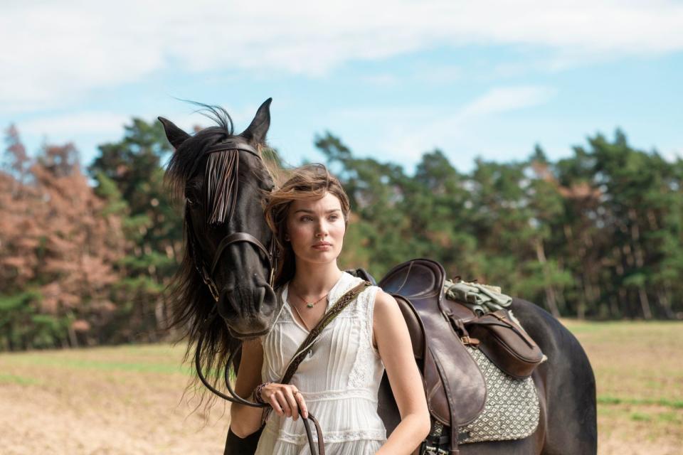 Cagliostro wurde vergiftet und soll fortan ein besseres Leben ohne Rennsport-Stress haben, deshalb haut Lou (Leia Holtwick) kurzerhand mit dem Spitzenhengst ab. (Bild: Leonine / Rich and Famous Film / Kai von Kroecher)