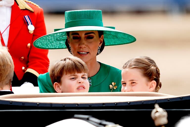 El Príncipe Luis, Kate, la Princesa de Gales y la Princesa Charlotte viajan en un carruaje mientras participan en la Procesión Real cuando regresa al Palacio de Buckingham después del desfile Trooping the Color en junio de 2023